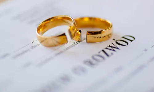Co oznacza obracanie obrączki na palcu?