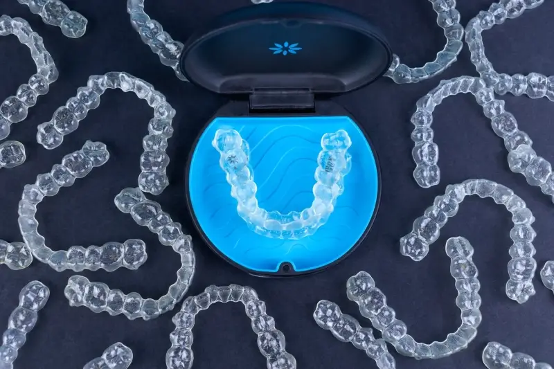 Invisalign czy zwykły aparat?