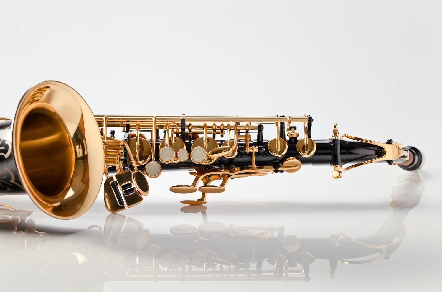 O ile transponuje saksofon altowy?